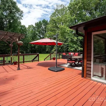 Holiday home 487) Massive 3 Bedroom With A Firepit Charlotte