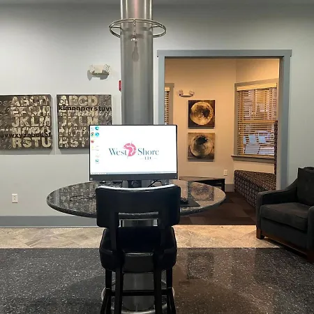 Apartment New Look! Book Friday & Saturday Get Sunday Free Ready For Work Or Play 