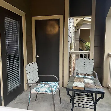 Apartment New Look! Book Friday & Saturday Get Sunday Free Ready For Work Or Play 