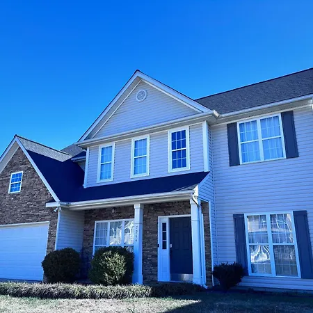 Holiday home Spacious 4 Bdrm Fenced Yard With Garage Charlotte