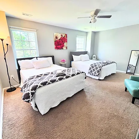 Spacious 4 Bdrm Fenced Yard With Garage Holiday home Charlotte