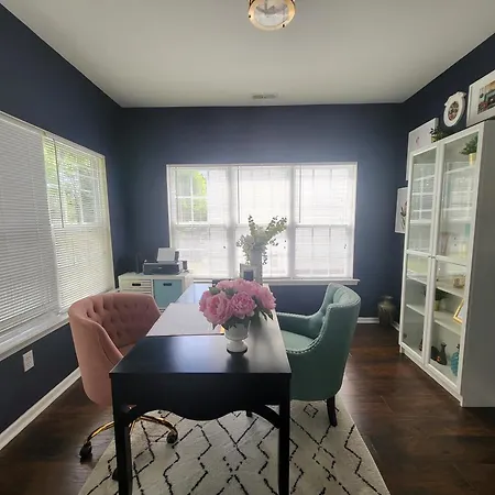 Spacious 4 Bdrm Fenced Yard With Garage