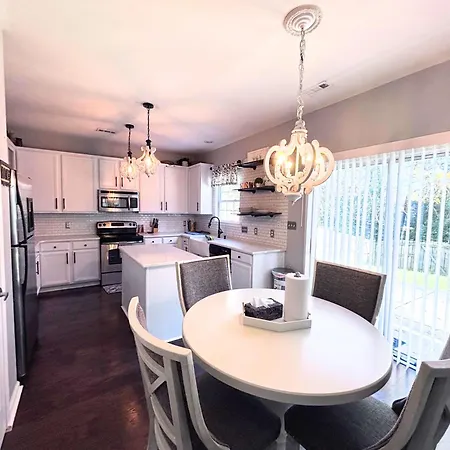 Spacious 4 Bdrm Fenced Yard With Garage *