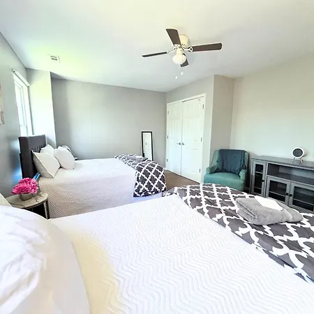 Holiday home Spacious 4 Bdrm Fenced Yard With Garage Charlotte