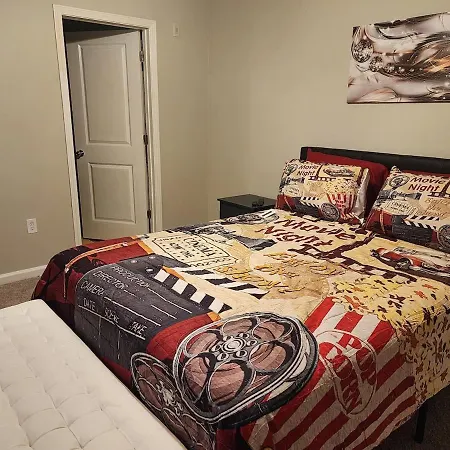 Movie Themed Family Get-a-way! Sleeps 7 Popcorn, Snacks, And Drinks, Included - Pools Are Still Open! Apartment *