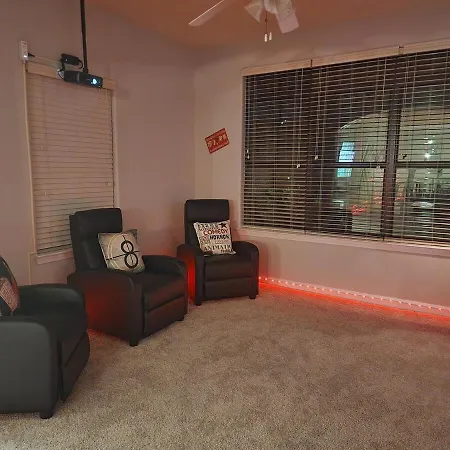 Apartment Movie Themed Family Get-a-way! Sleeps 7 Popcorn, Snacks, And Drinks, Included - Pools Are Still Open! Charlotte