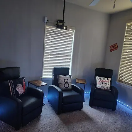 Movie Themed Family Get-a-way! Sleeps 7 Popcorn, Snacks, And Drinks, Included - Pools Are Still Open! Apartment