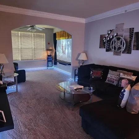 Apartment Movie Themed Family Get-a-way! Sleeps 7 Popcorn, Snacks, And Drinks, Included - Pools Are Still Open! Charlotte