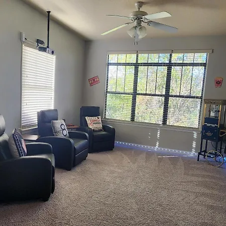 Movie Themed Family Get-a-way! Sleeps 7 Popcorn, Snacks, And Drinks, Included - Pools Are Still Open! Apartment