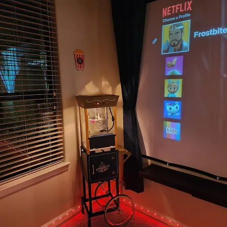 Movie Themed Family Get-a-way! Sleeps 7 Popcorn, Snacks, And Drinks, Included - Pools Are Still Open! * Charlotte