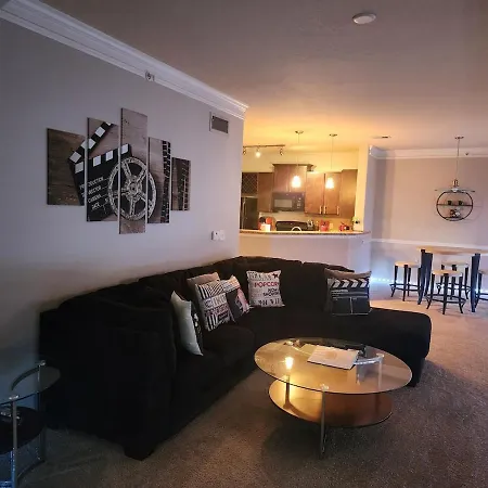 Movie Themed Family Get-a-way! Sleeps 7 Popcorn, Snacks, And Drinks, Included - Pools Are Still Open! Apartment