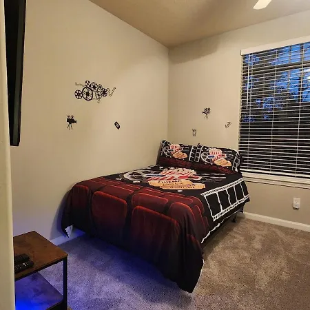 Movie Themed Family Get-a-way! Sleeps 7 Popcorn, Snacks, And Drinks, Included - Pools Are Still Open! *