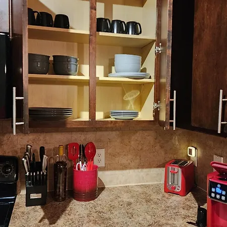 Movie Themed Family Get-a-way! Sleeps 7 Popcorn, Snacks, And Drinks, Included - Pools Are Still Open! Apartment *