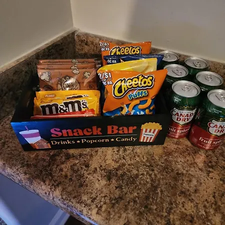 Apartment Movie Themed Family Get-a-way! Sleeps 7 Popcorn, Snacks, And Drinks, Included - Pools Are Still Open!