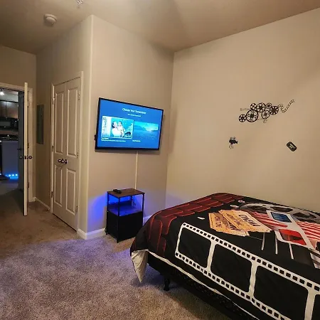 Apartment Movie Themed Family Get-a-way! Sleeps 7 Popcorn, Snacks, And Drinks, Included - Pools Are Still Open! *