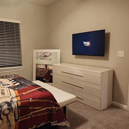 Apartment Movie Themed Family Get-a-way! Sleeps 7 Popcorn, Snacks, And Drinks, Included - Pools Are Still Open! Charlotte