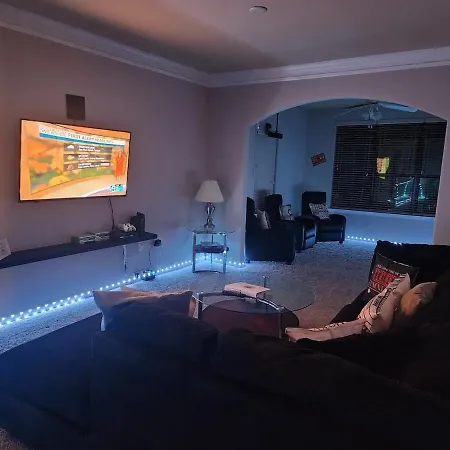 Movie Themed Family Get-a-way! Sleeps 7 Popcorn, Snacks, And Drinks, Included - Pools Are Still Open! *