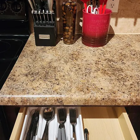 Apartment Movie Themed Family Get-a-way! Sleeps 7 Popcorn, Snacks, And Drinks, Included - Pools Are Still Open!