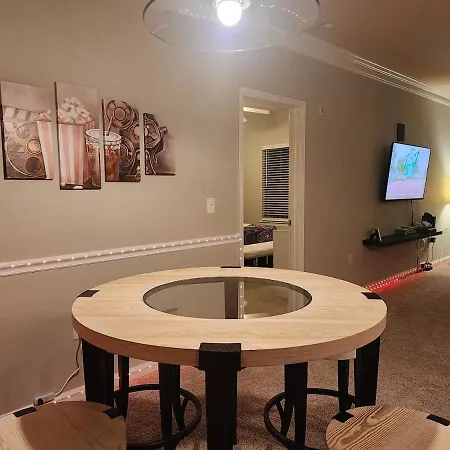 Movie Themed Family Get-a-way! Sleeps 7 Popcorn, Snacks, And Drinks, Included - Pools Are Still Open! Apartment *