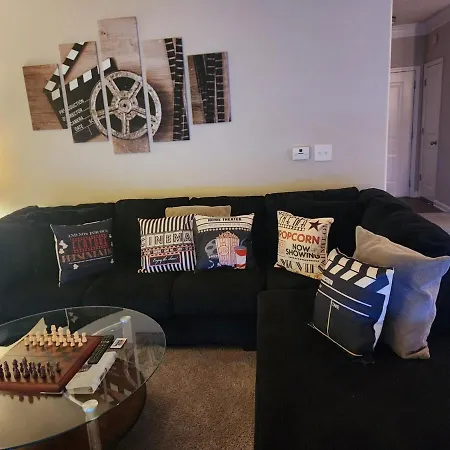 Movie Themed Family Get-a-way! Sleeps 7 Popcorn, Snacks, And Drinks, Included - Pools Are Still Open! Apartment