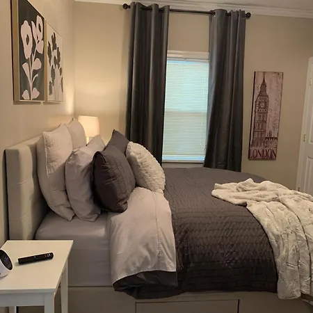 2 Bedroom In Heart Of Clt Apartment *