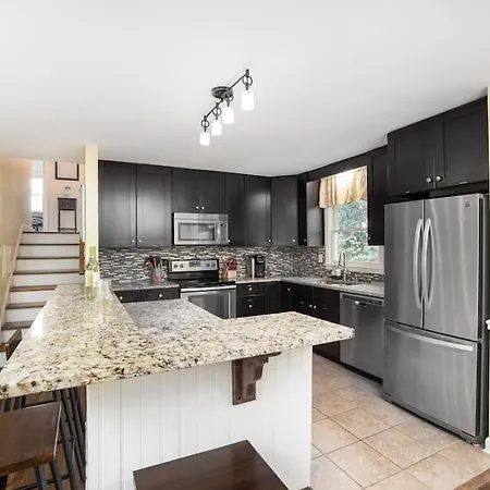 Beautiful Wooded In Popular Southpark Holiday home Charlotte