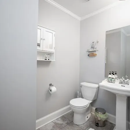 Beautiful Wooded In Popular Southpark Holiday home