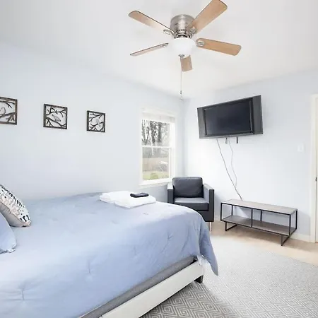 Beautiful Wooded In Popular Southpark Holiday home Charlotte