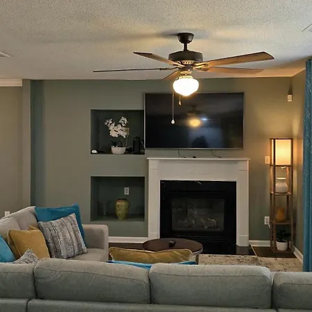 Holiday home Close To Uptown & Airport