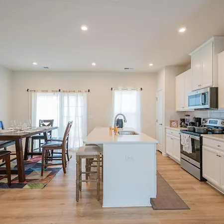 Holiday home Brand-newwi-fipool-tabledt3bed