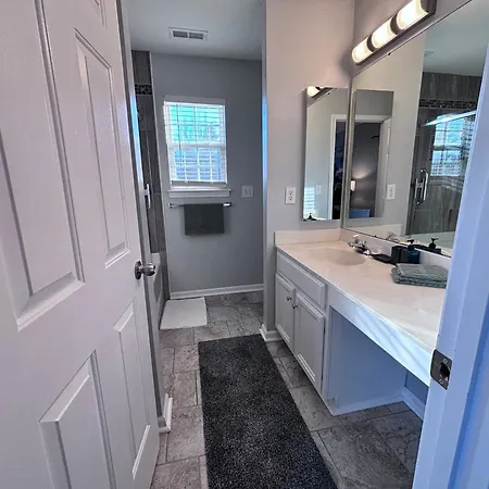 Amazing 4 Bdrm W Garage In Villa *