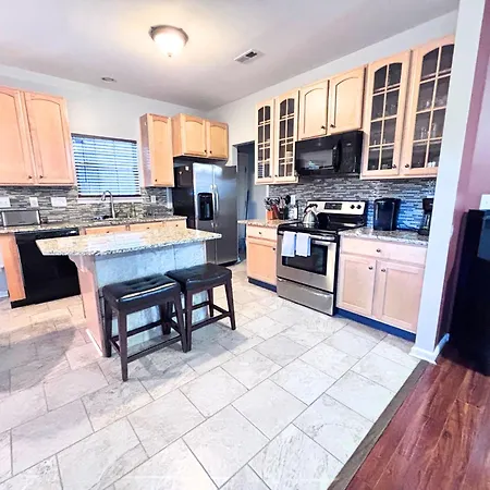 Villa Amazing 4 Bdrm W Garage In *