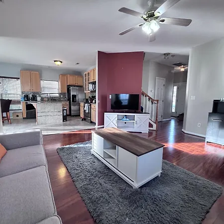 Amazing 4 Bdrm W Garage In Charlotte