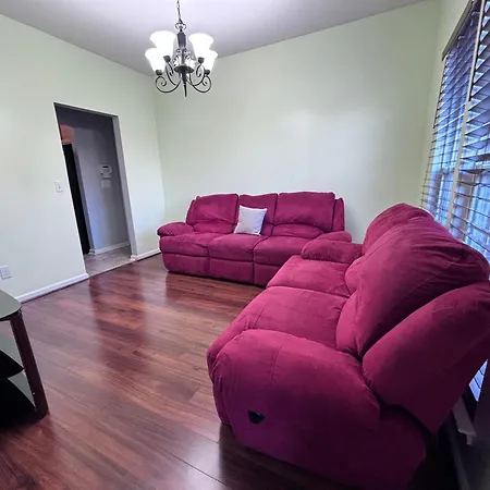 Amazing 4 Bdrm W Garage In Villa *