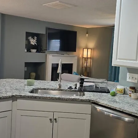 Single Rm Or Entire Near Uptown Guest house