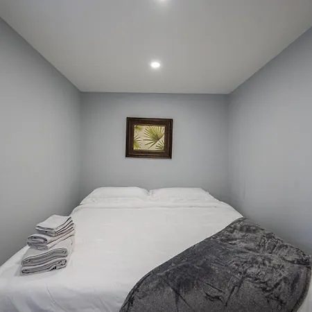 5bed Homesleeps16wifipooltablekingbed Holiday home