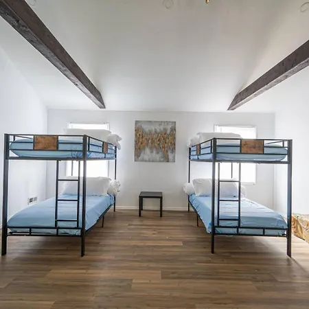 Holiday home 5bed Homesleeps16wifipooltablekingbed *