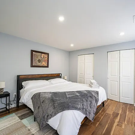 5bed Homesleeps16wifipooltablekingbed Holiday home Charlotte