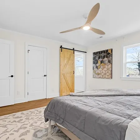 Modern 4 Bed In Quail Hollow Holiday home Charlotte