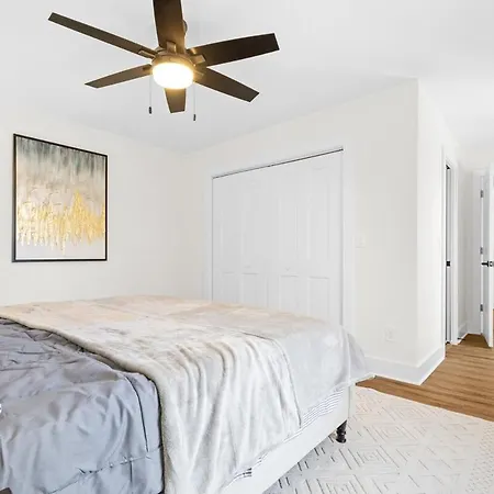 Modern 4 Bed In Quail Hollow Holiday home Charlotte
