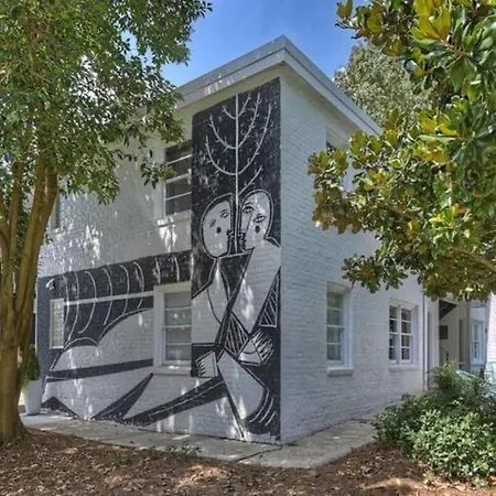 Comfortable 1br Myers Park Oasis