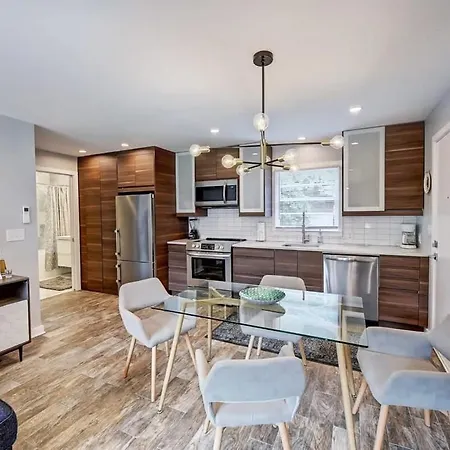 Experience Myers Park In Style Holiday home