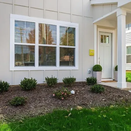 Stylish Two Story Close To South End And Uptown Holiday home *