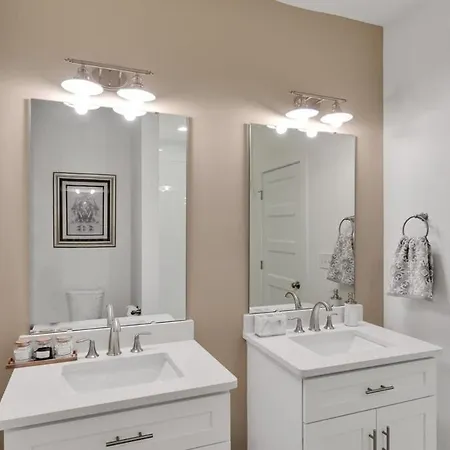 Holiday home Stylish Two Story Close To South End And Uptown *