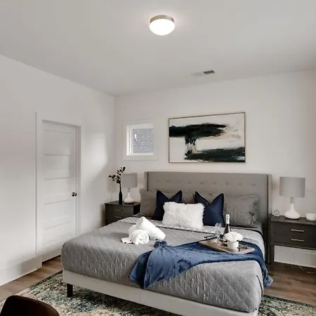 Stylish Two Story Close To South End And Uptown *
