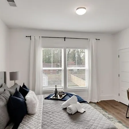 Stylish Two Story Close To South End And Uptown Holiday home *