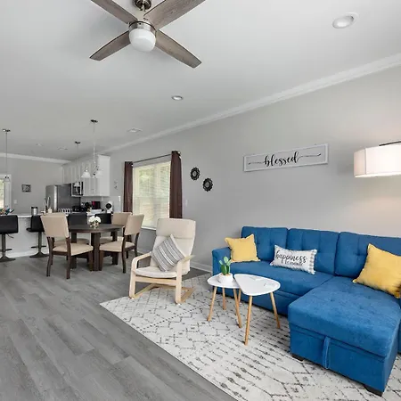 Cozy & Modern Close To Uptown & Airport *