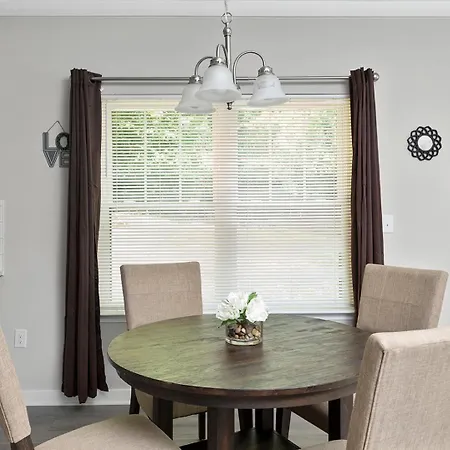 Cozy & Modern Close To Uptown & Airport Holiday home
