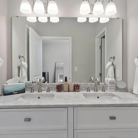 Holiday home Cozy & Modern Close To Uptown & Airport *
