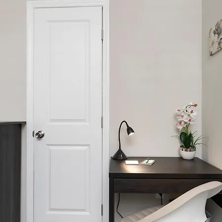 Cozy & Modern Close To Uptown & Airport *